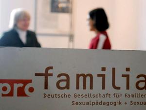 Die Organisation Pro Familia ver�ffentliche in den 80er Jahren Positionen, die Sex zwischen Erwachsenen und Kindern rechtfertigen. Foto: dpa